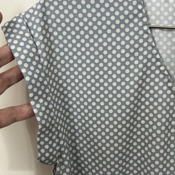 EXPRESS Satiny Polkadot Blouse SP Bluish Gray White 1/4 Zip V-Neck Cap Sleeve - Picture 3 of 9